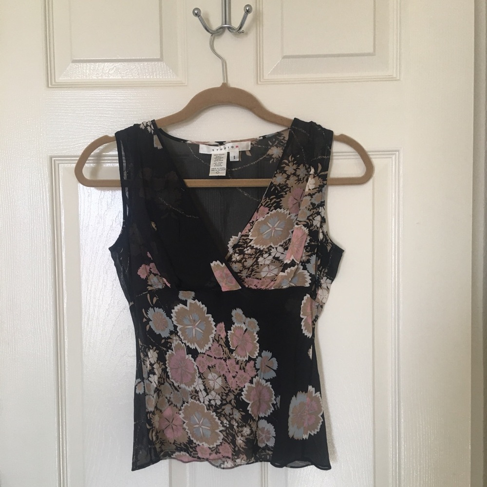 Sleeveless Floral V-neck Blouse